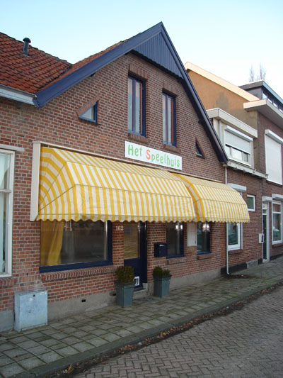 Geel-wit-gestreepte markiezen voor het Speelhuis