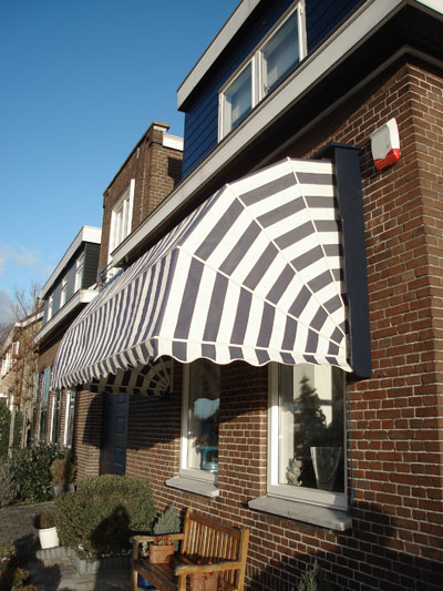 Detail blauw-wit-gestreepte markies