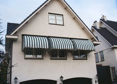 Huis met groen-wit-gestreepte markiezen