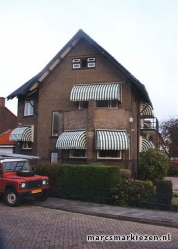 Huis met gestreepte markiezen