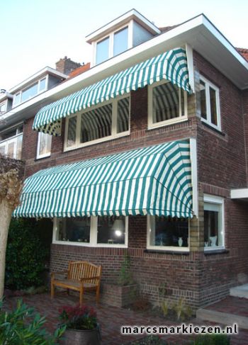 Huis met groen-wit-gestreepte markiezen