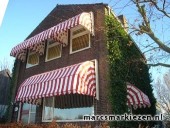 Huis met rood-wit-gestreepte markiezen