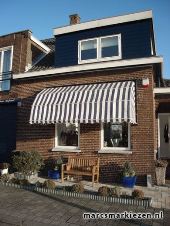Huis met blauw-wit-gestreepte markies