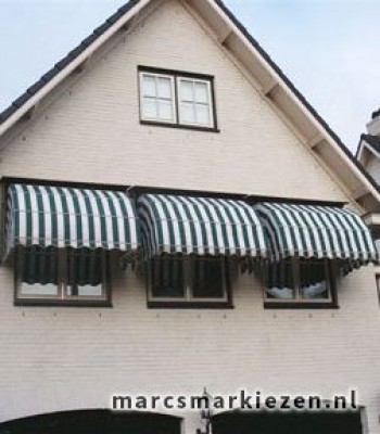 Huis met groen-wit-gestreepte markiezen